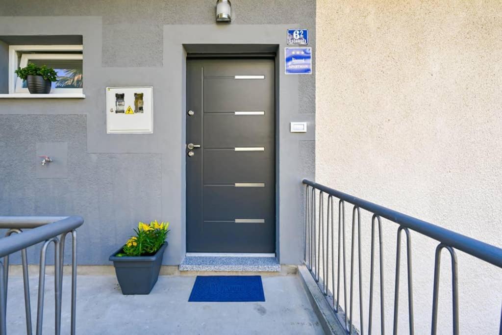 Apartment Noemi With A Direct Beach View Rabac Exterior photo